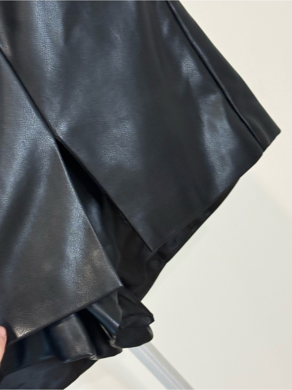 7 For All Mankind Black Faux Leather Skort Size M - Picture 4 of 12
